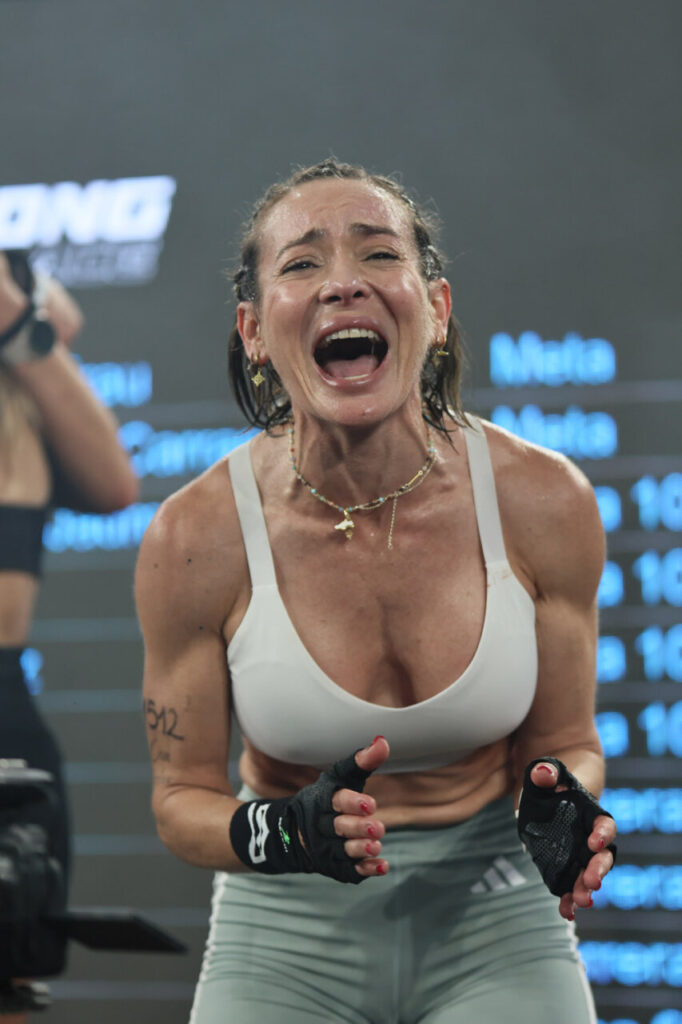 Atleta emocionada durante la competición Strong Race 2026 en Palma.
