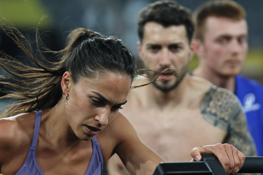 Atleta concentrada en la competencia de fitness funcional en el Velòdrom Illes Balears.