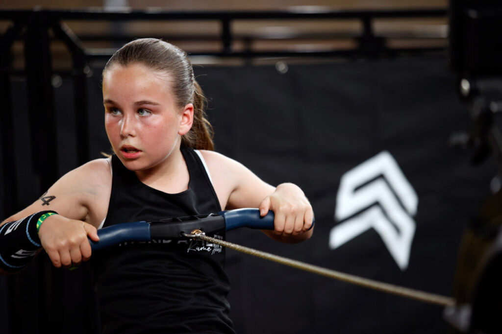 Niña compitiendo en la Strong Race 2026 en Palma