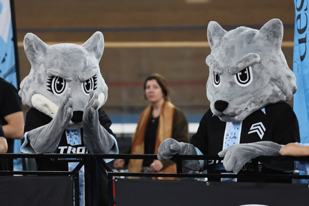 Dos mascotas de lobo animando en el evento Strong Race 2026