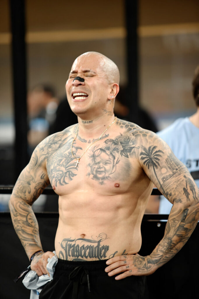 Atleta con tatuajes en plena competición de fitness funcional