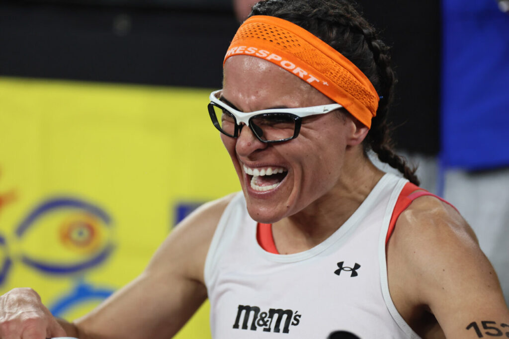 Atleta emocionada durante la Strong Race 2026 en Palma