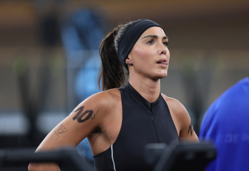 Atleta concentrada durante la competición de fitness en el Velòdrom Illes Balears.