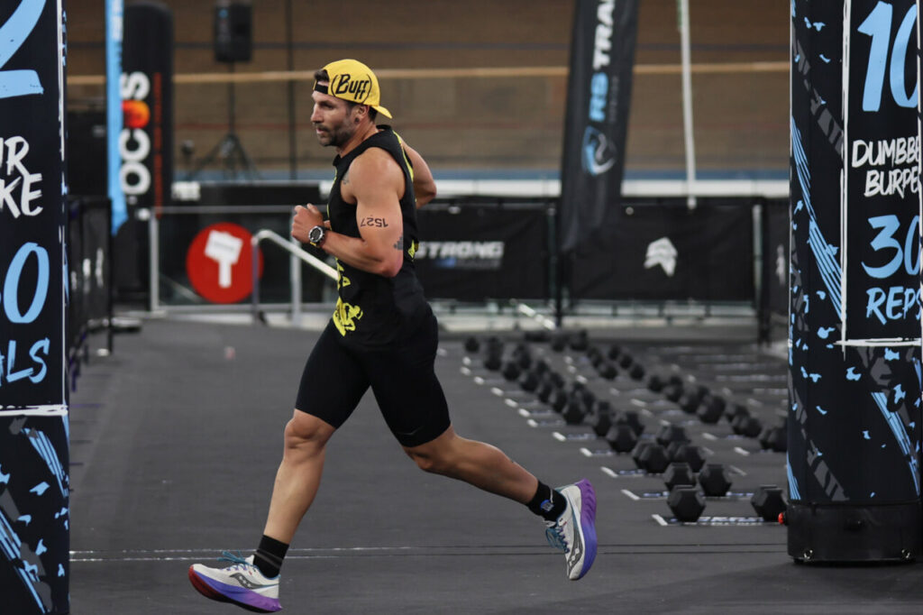 Atleta corriendo en la Strong Race 2026 en el Velòdrom Illes Balears