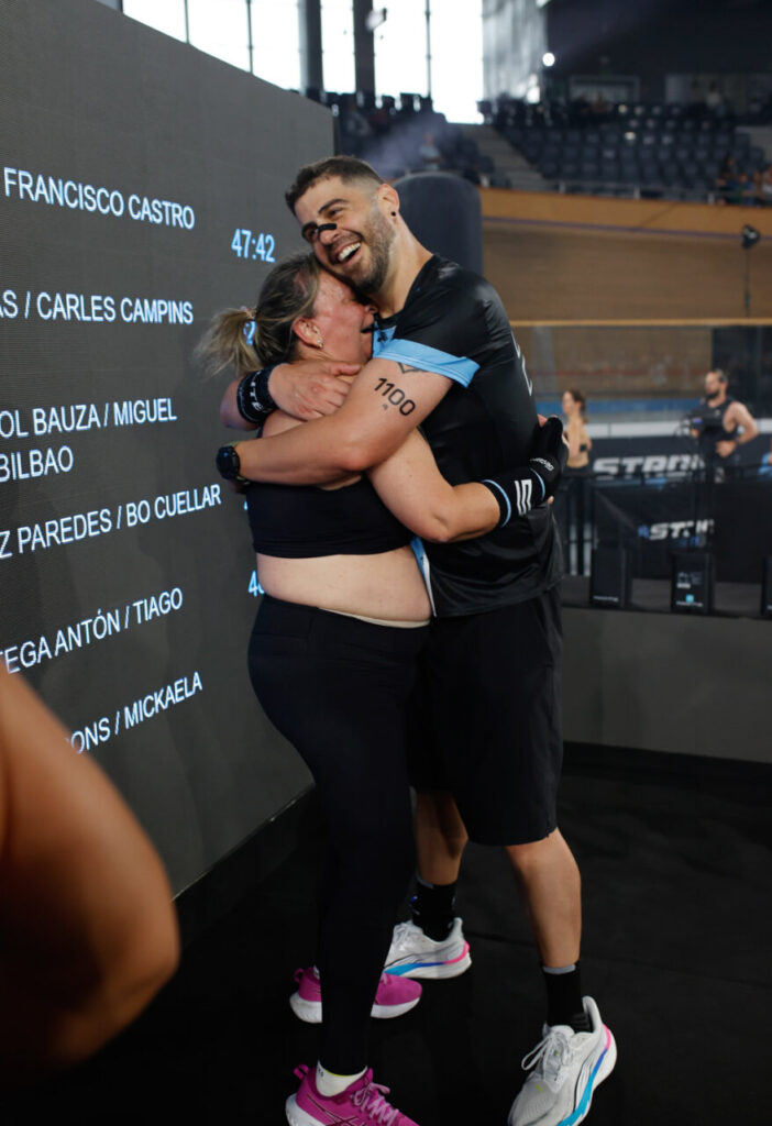 Atletas abrazándose tras completar la Strong Race 2026 en Palma.