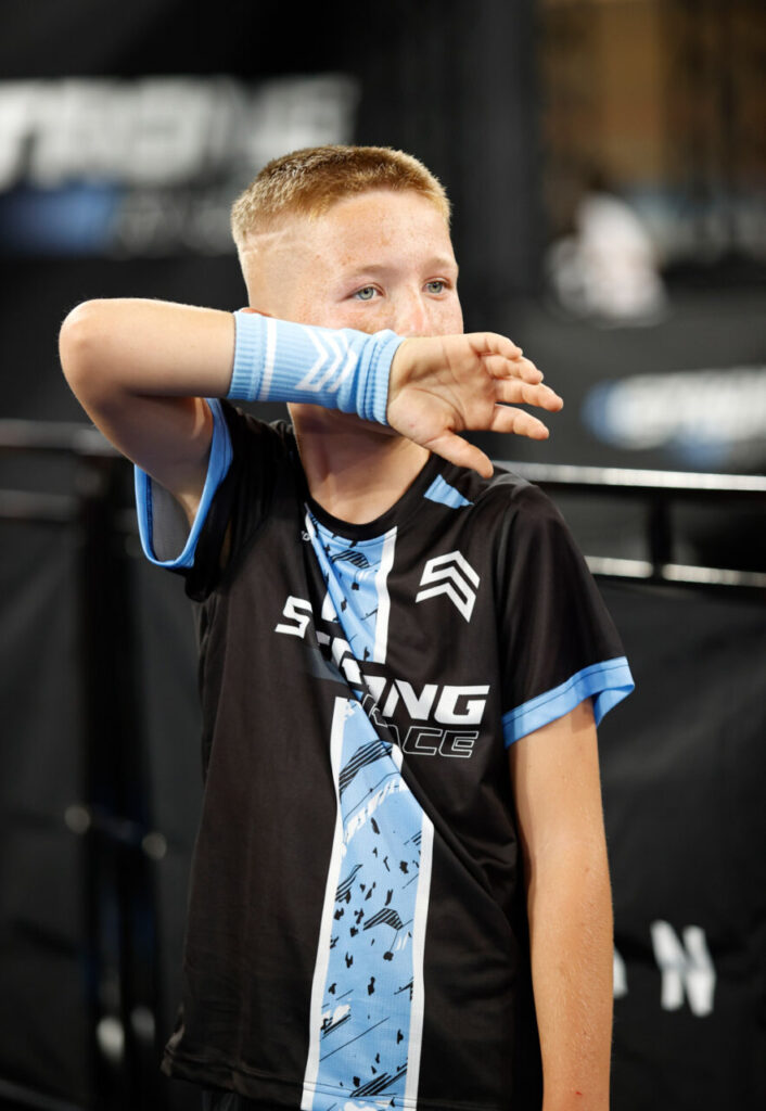 Niño participando en la Strong Race 2026 con camiseta de competición