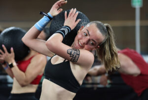Atleta levantando una bola de entrenamiento en la Strong Race 2026.