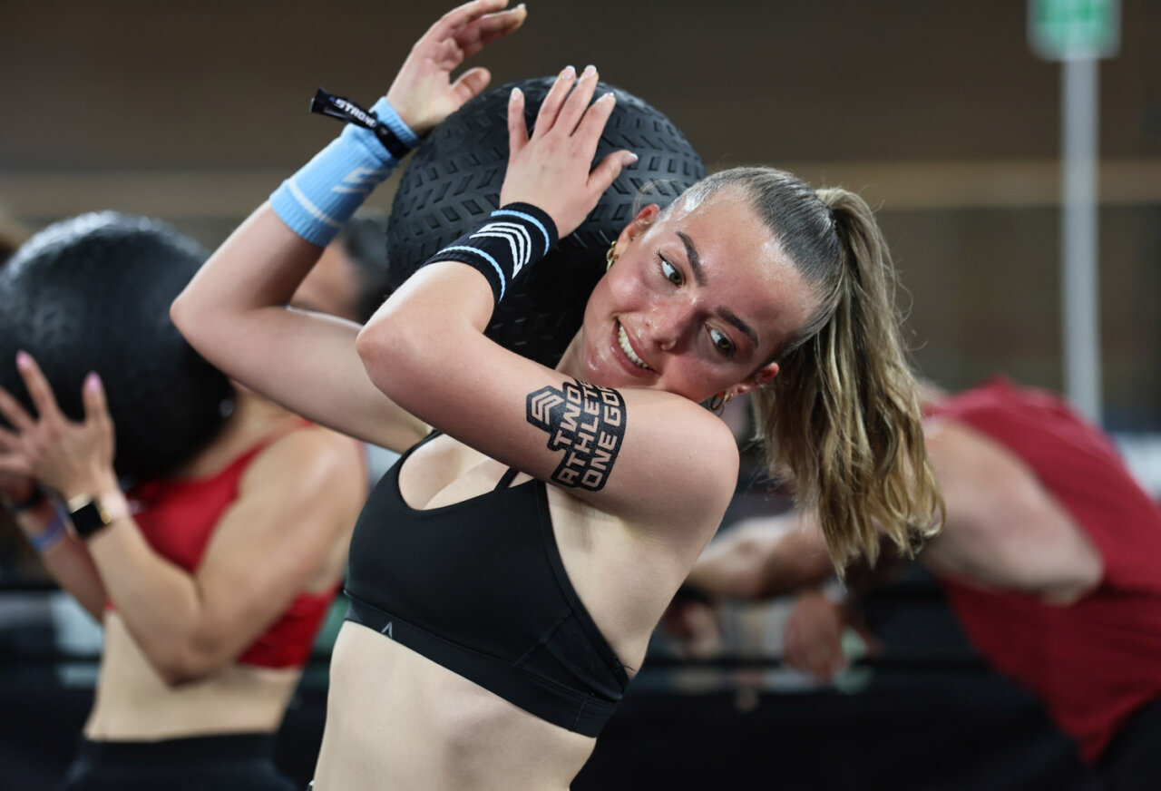 Atleta levantando una bola de entrenamiento en la Strong Race 2026.