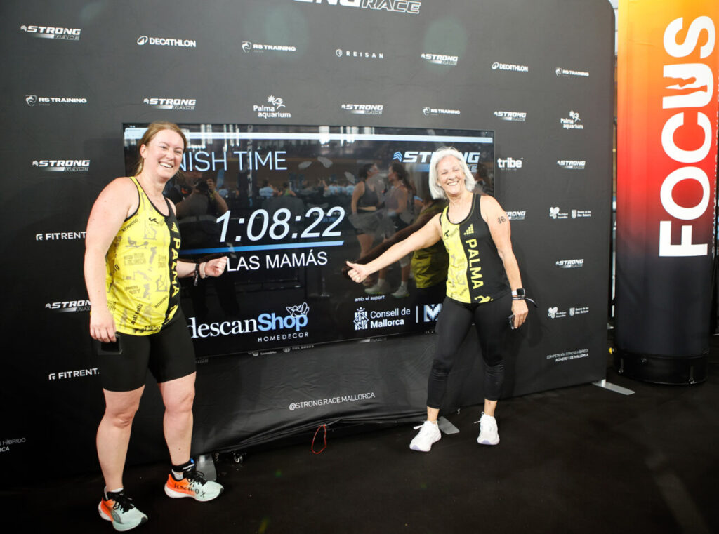 Atletas celebrando su tiempo en la Strong Race 2026 en Palma