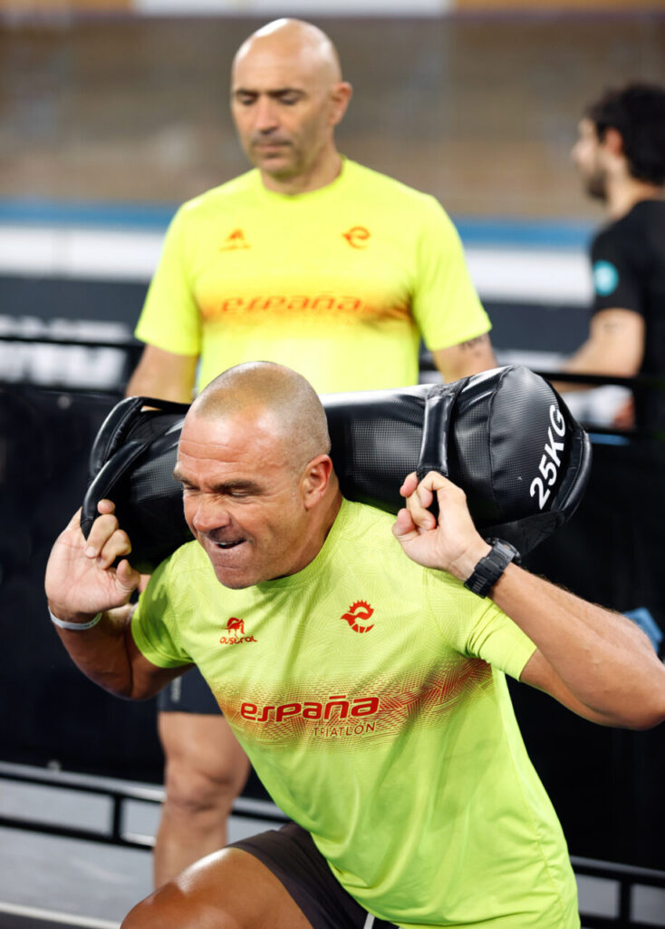 Atleta cargando un saco de peso en la Strong Race 2026