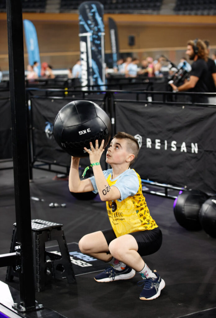 Niño compitiendo en la Strong Race 2026 con una pelota de entrenamiento