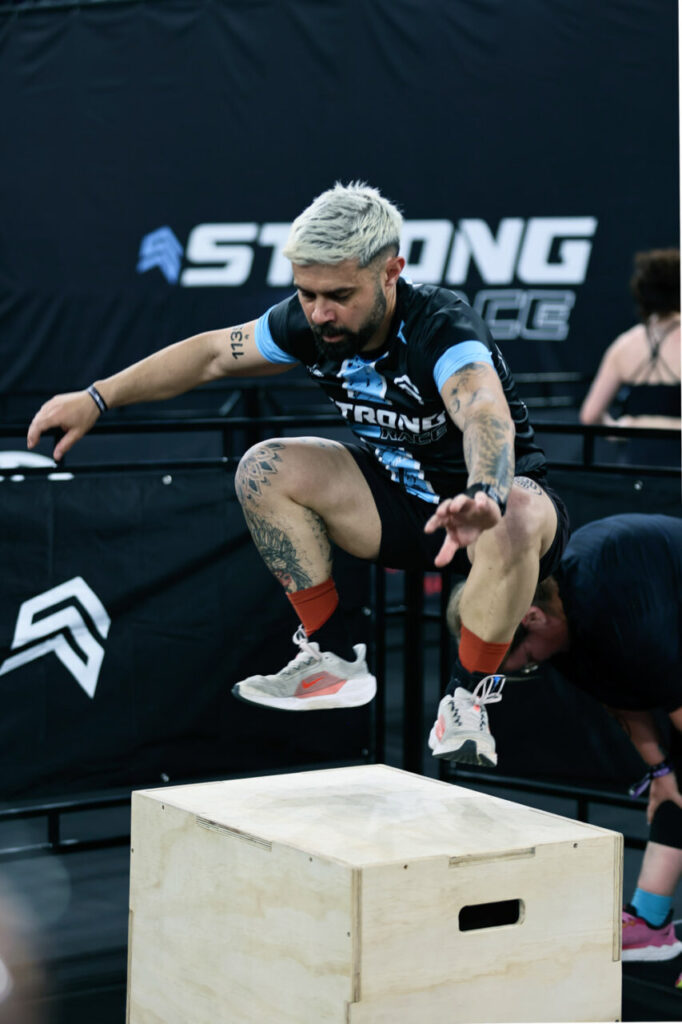 Atleta saltando sobre una caja en la Strong Race 2026.