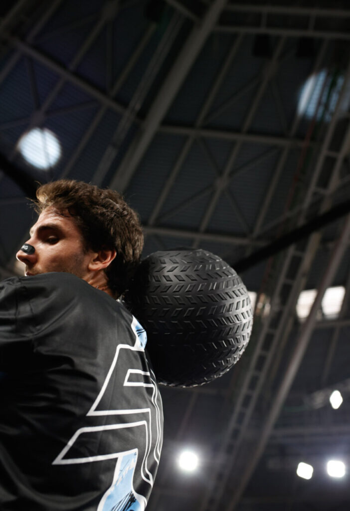 Atleta compitiendo en la Strong Race 2026 con balón de entrenamiento