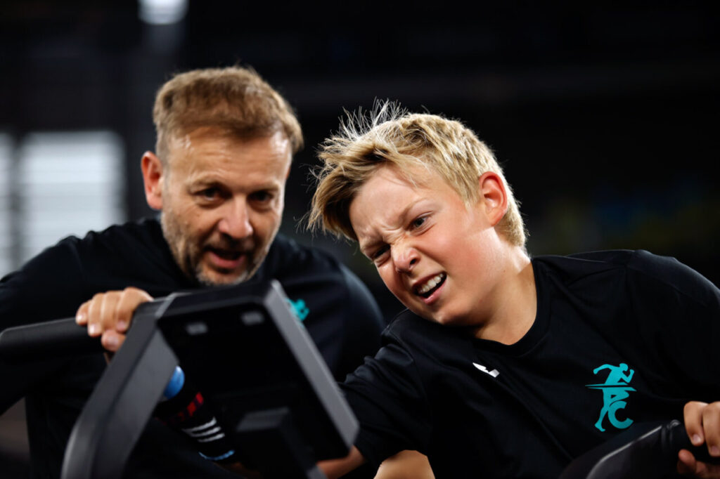 Entrenador y niño compitiendo en la Strong Race 2026