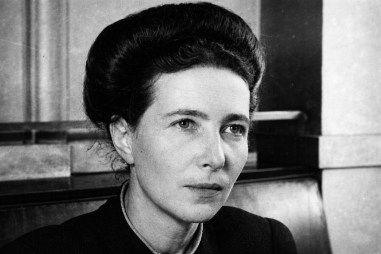 Retrato en blanco y negro de Simone de Beauvoir con expresión seria.