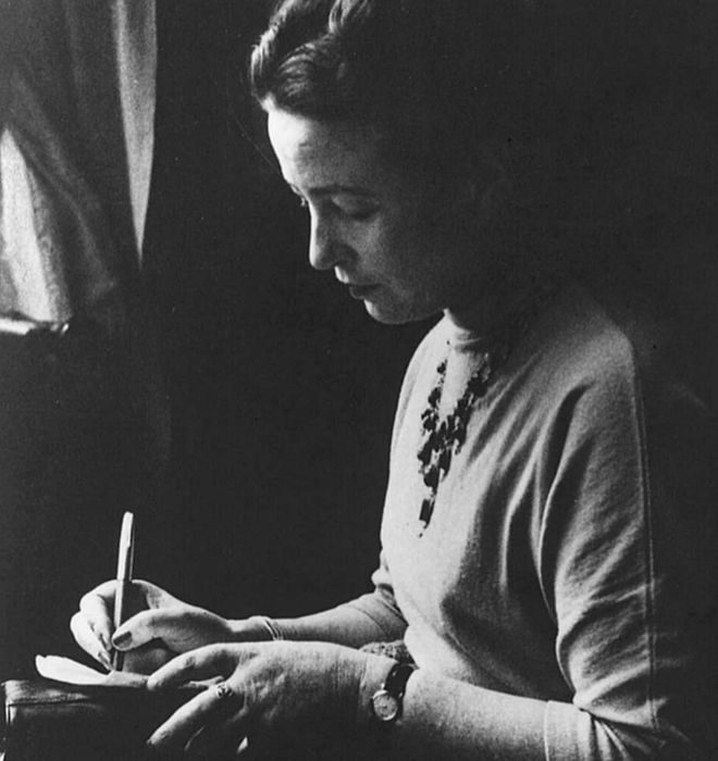 Simone de Beauvoir, 40 años después: la filósofa que enseñó que ser mujer era una condena aprendida 1 Simone de Beauvoir escribiendo en un cuaderno con una pluma.