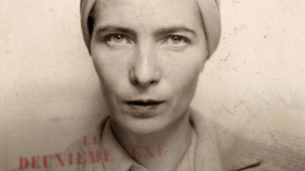 Simone de Beauvoir, 40 años después: la filósofa que enseñó que ser mujer era una condena aprendida 2 Retrato de Simone de Beauvoir, filósofa y escritora feminista.