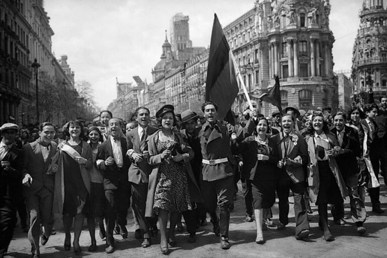 Multitud celebrando la proclamación de la Segunda República española en las calles.