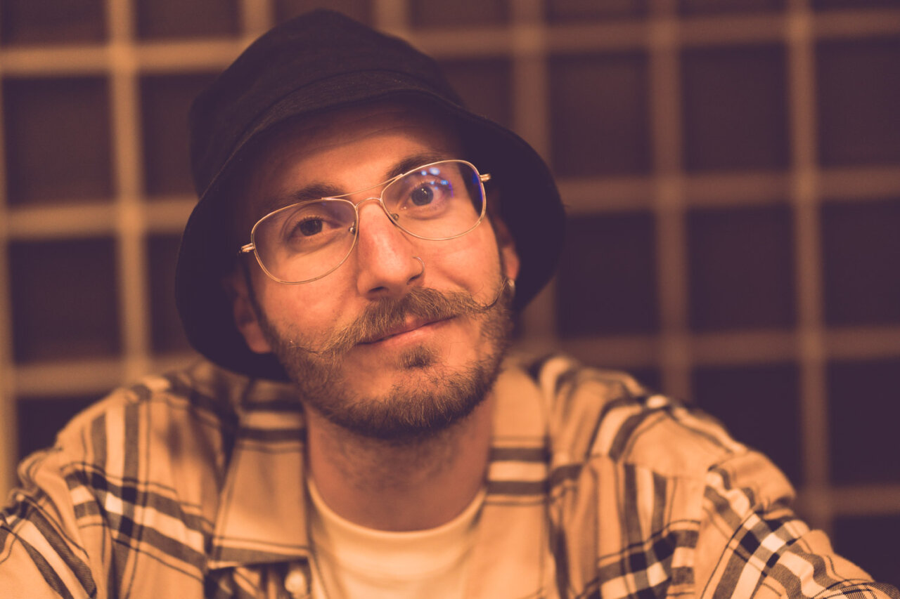 Retrato de Uri B, deejay nominado en los MEM Awards.