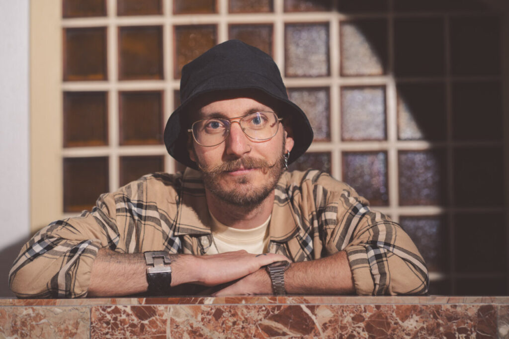Retrato de Uri B, deejay nominado en los MEM Awards.