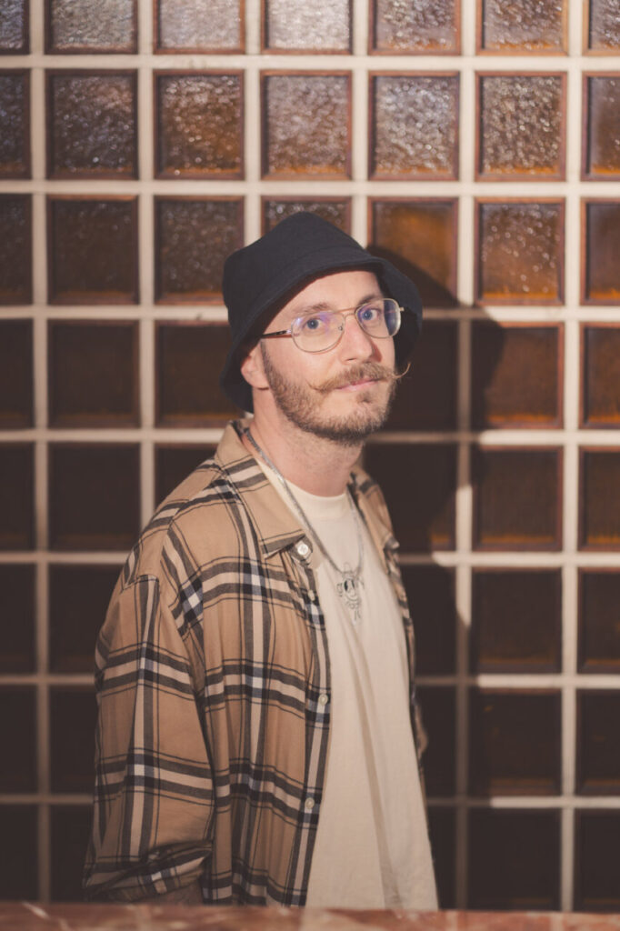 Retrato de Uri B, deejay nominado en los MEM Awards