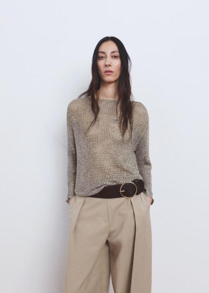 Transparencias y capas ligeras: la tendencia más seductora de la primavera-verano llega para quedarse 3 Mujer con blusa de malla y pantalones claros en fondo blanco