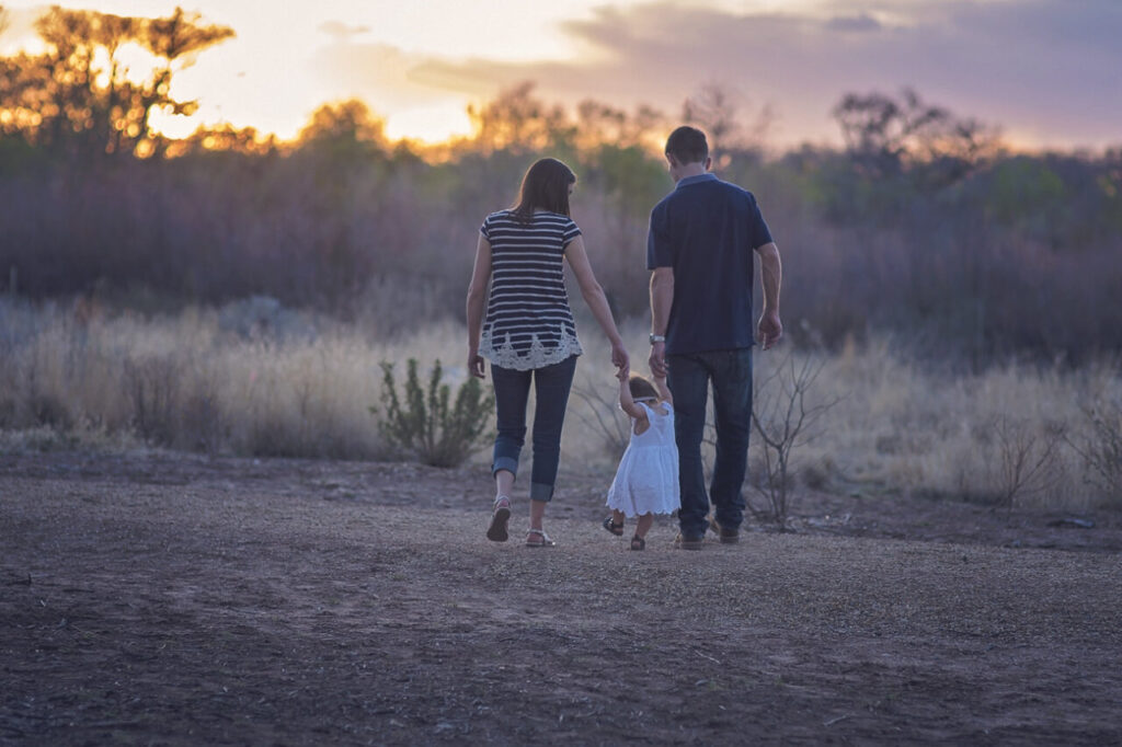 Los hábitos de salud que funcionan en 2026 no se venden en ninguna tienda 2 Familia caminando juntos al atardecer en un paisaje natural
