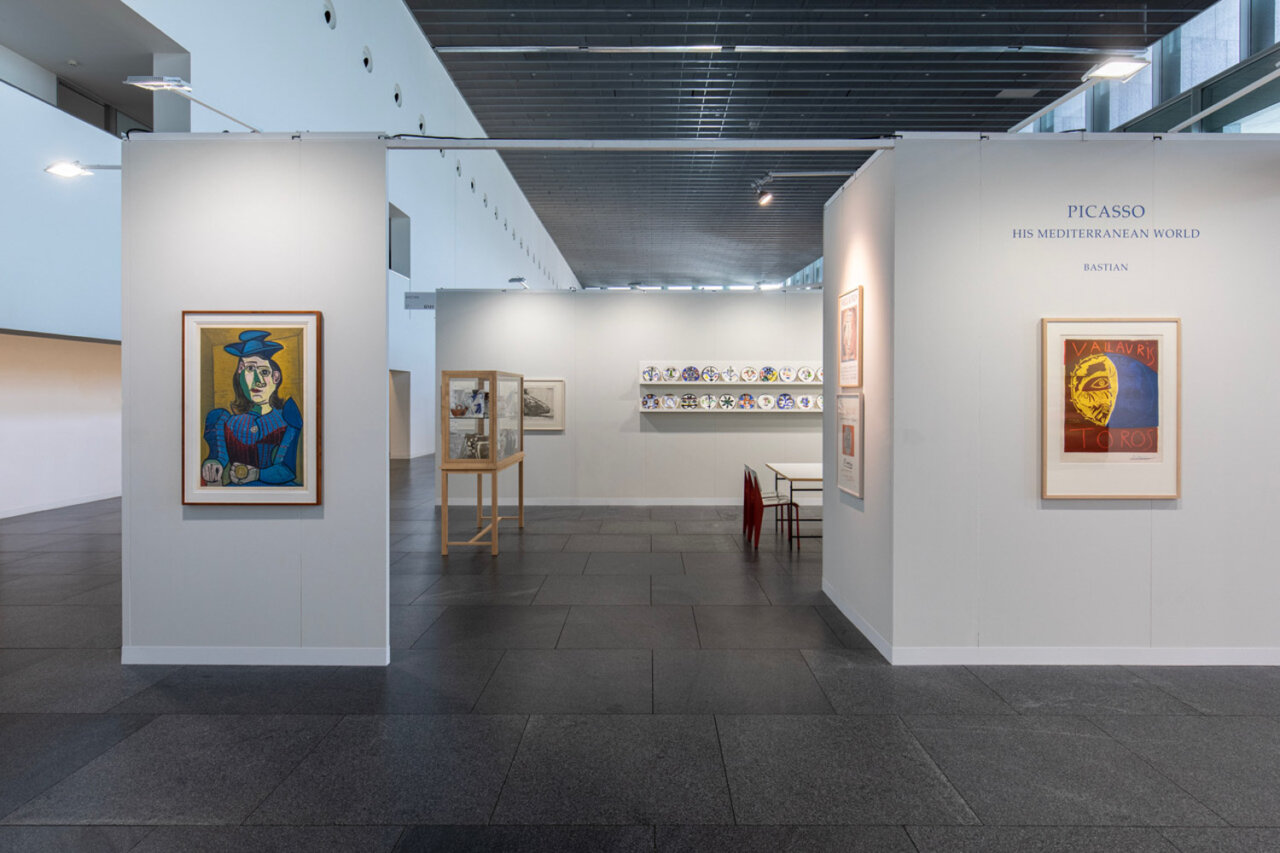 Exposición de arte contemporáneo con obras de Picasso y otros artistas.