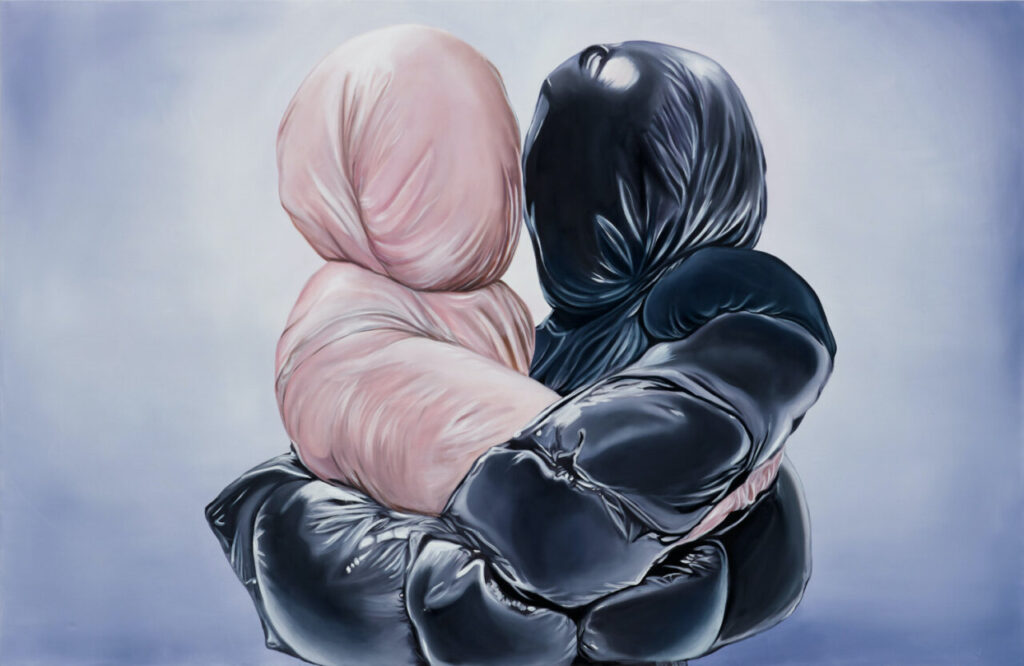 Pintura de dos figuras abrazadas en chaquetas de colores contrastantes