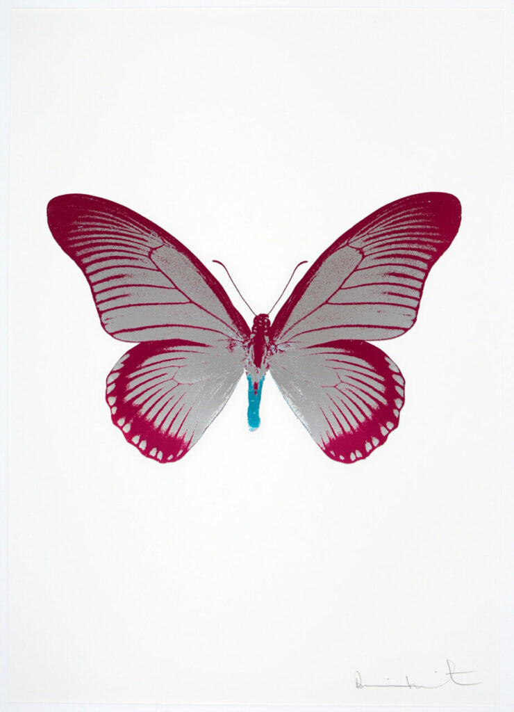 Mariposa estilizada en colores vibrantes sobre fondo blanco