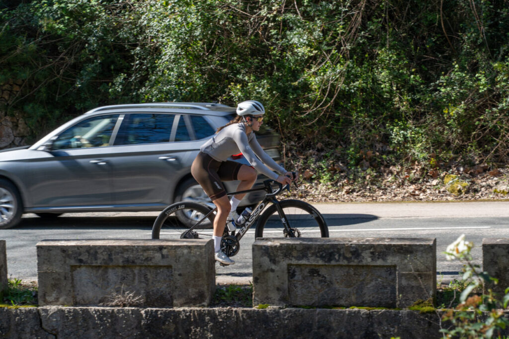 La Serra de Tramuntana es tuya: los caminos, fuentes y rincones que todo mallorquín debería conocer antes de que cambien las reglas 1 Ciclista pedaleando en un camino de Mallorca rodeado de vegetación