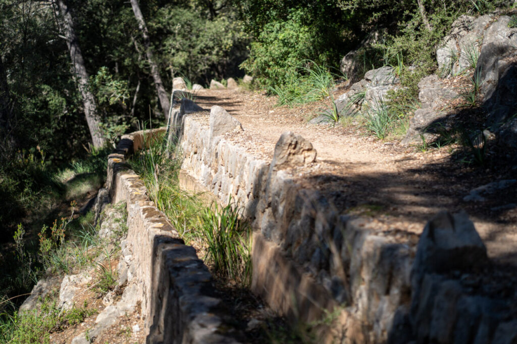 La Serra de Tramuntana es tuya: los caminos, fuentes y rincones que todo mallorquín debería conocer antes de que cambien las reglas 3 Camino de piedra en la Serra de Tramuntana, Mallorca