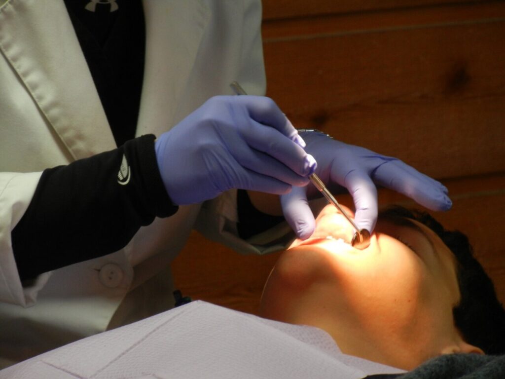Dentista realizando una revisión dental a un paciente