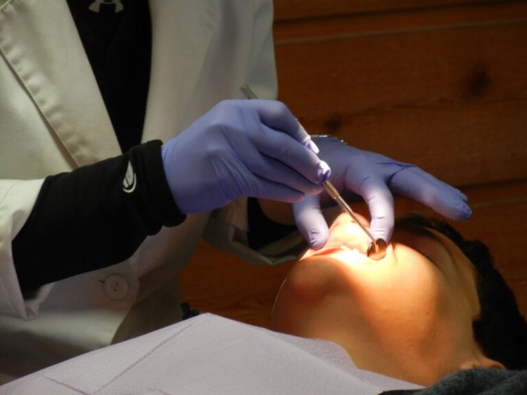 Dentista realizando una revisión dental a un paciente