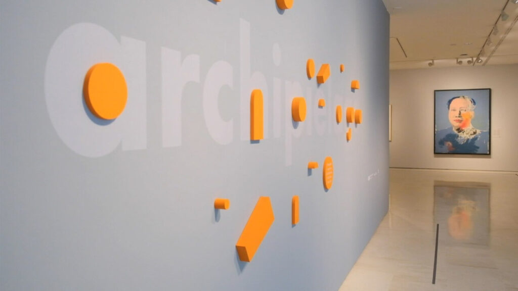Exposición de arte contemporáneo en Mallorca con obras y detalles en la pared.