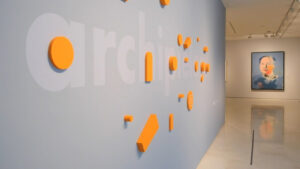 Exposición de arte contemporáneo en Mallorca con obras y detalles en la pared.