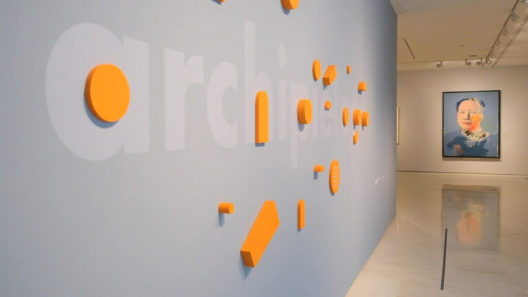 Exposición de arte contemporáneo en Mallorca con obras y detalles en la pared.