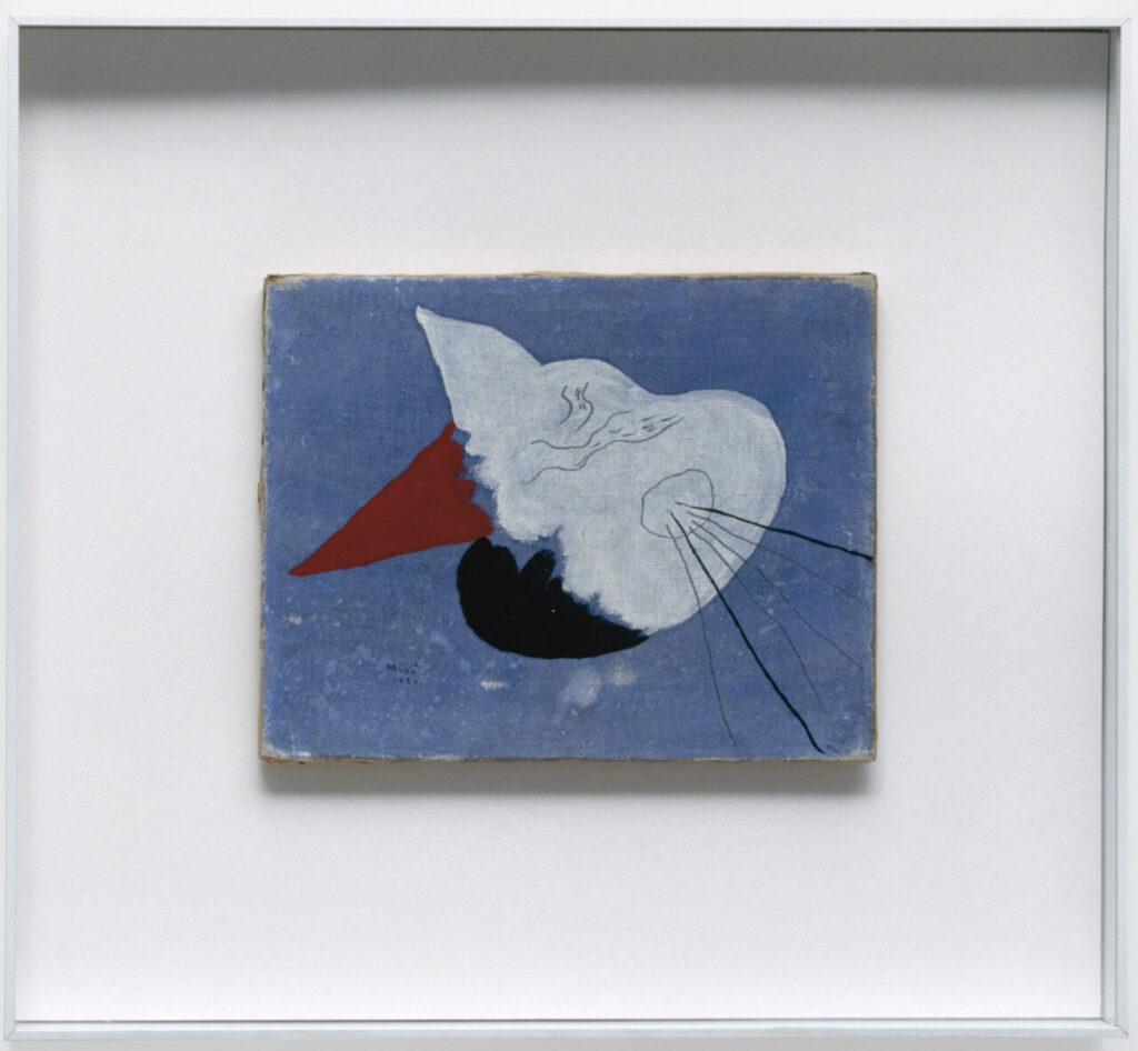 Pintura abstracta en tonos azules y rojos en una galería de arte.