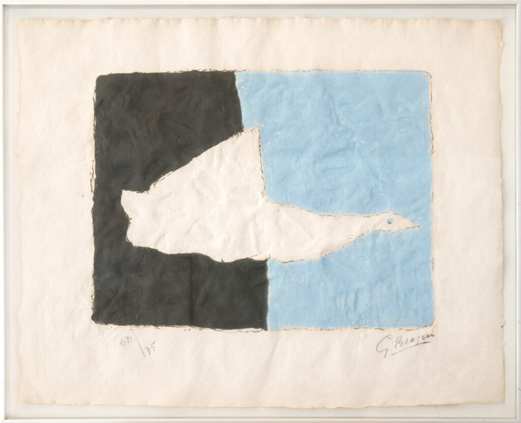 Obra de arte abstracto con formas en blanco y negro sobre fondo azul