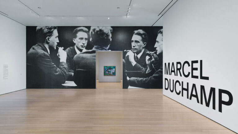 Interior de la exposición de Marcel Duchamp en el museo con obras destacadas.