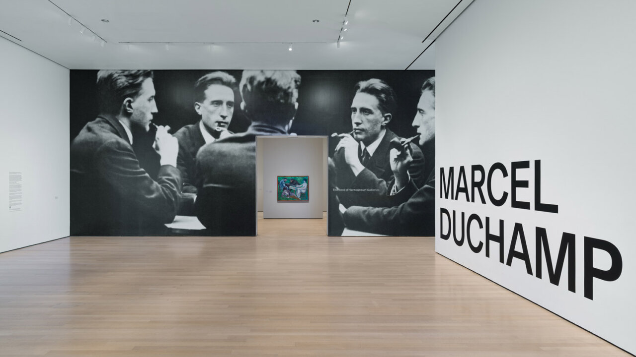 Interior de la exposición de Marcel Duchamp en el museo con obras destacadas.