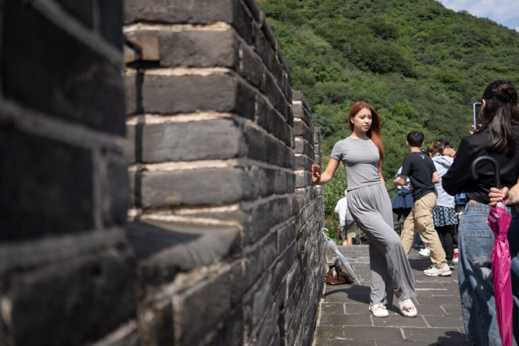 Visitantes en la Gran Muralla China disfrutando del paisaje