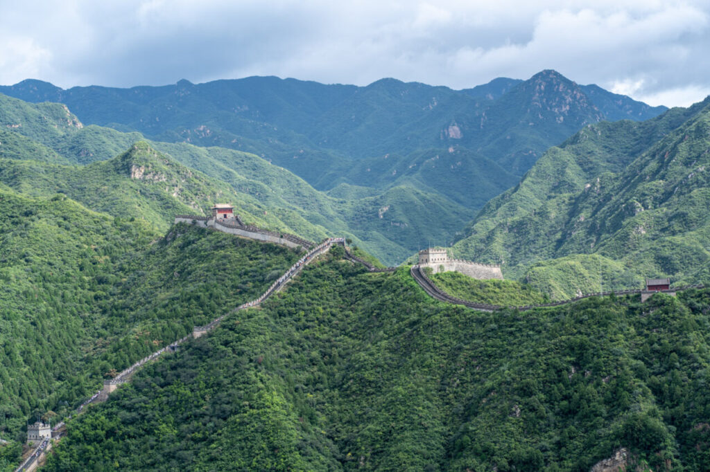 Vista panorámica de la Gran Muralla China en un paisaje montañoso