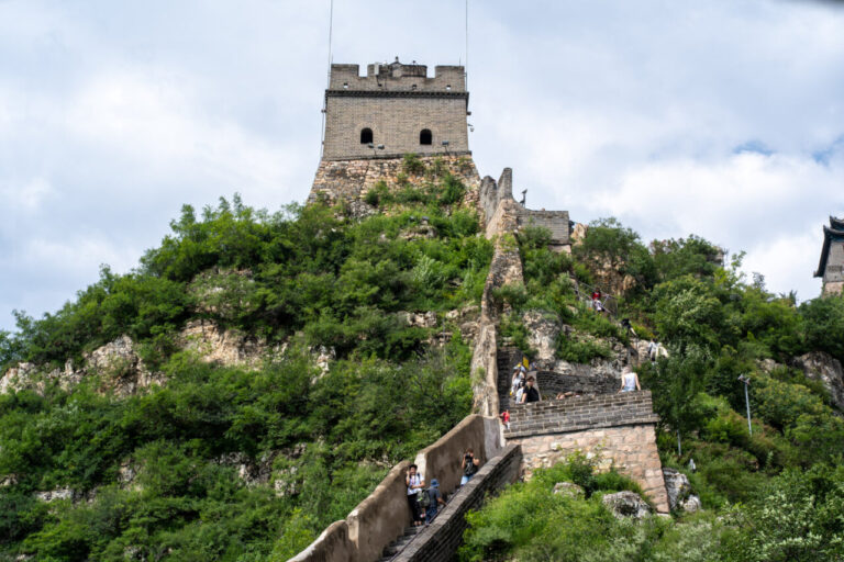 Vista de una torre de la Gran Muralla China rodeada de vegetación