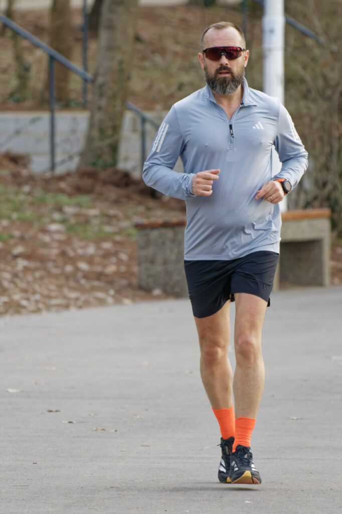 Hombre corriendo en un parque durante la mañana
