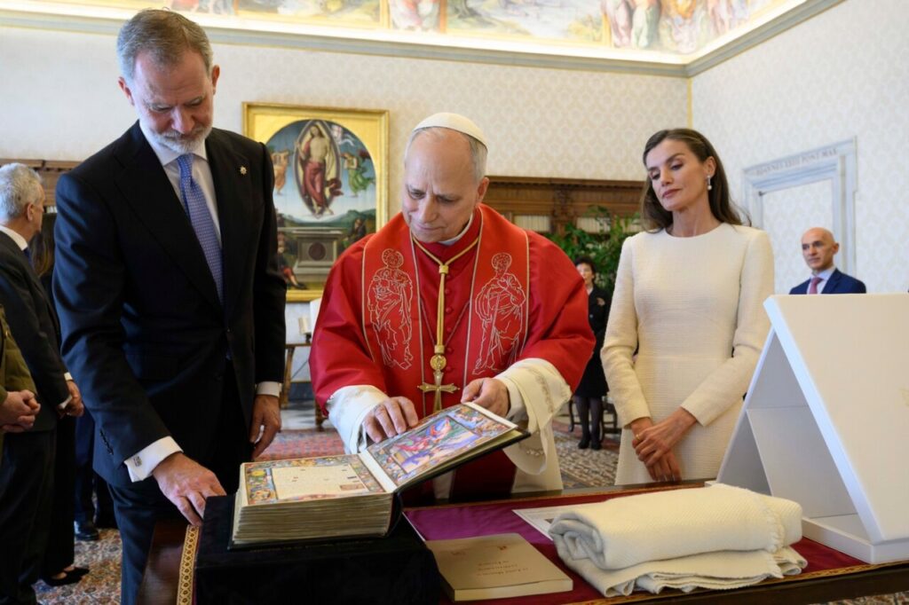 Felipe VI y Letizia ante León XIV: una audiencia que abre el camino al primer viaje del Papa a España 2 Felipe VI y Letizia observan al Papa León XIV durante una audiencia en el Vaticano.