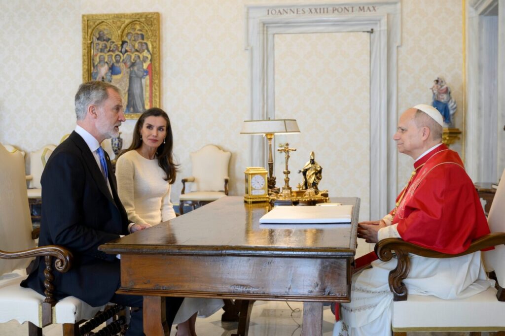 Felipe VI y Letizia ante León XIV: una audiencia que abre el camino al primer viaje del Papa a España 3 Felipe VI y Letizia en audiencia con el Papa León XIV en el Vaticano