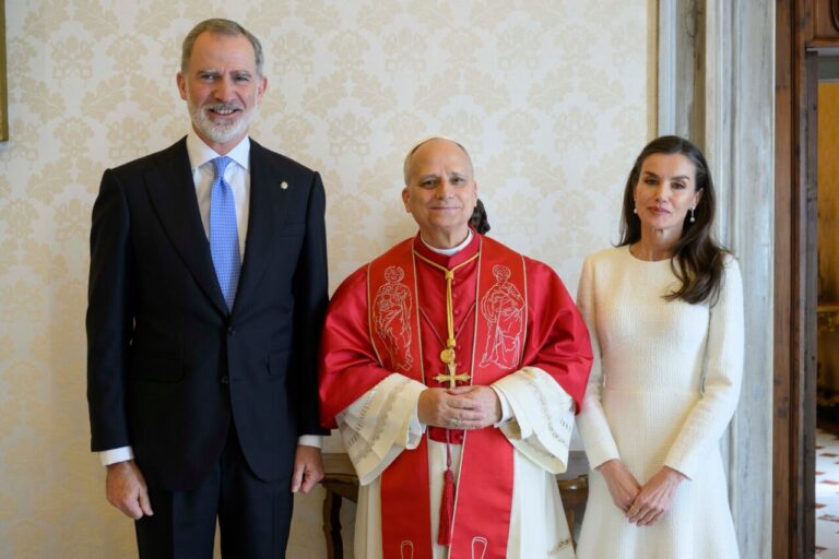 Felipe VI y Letizia posando con el Papa León XIV en el Vaticano