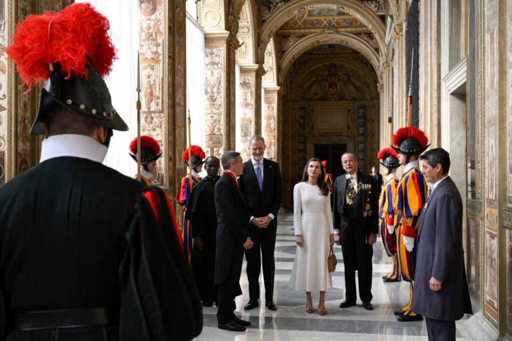 Felipe VI y Letizia ante León XIV: una audiencia que abre el camino al primer viaje del Papa a España 1 Felipe VI y Letizia en audiencia con el Papa León XIV en el Vaticano