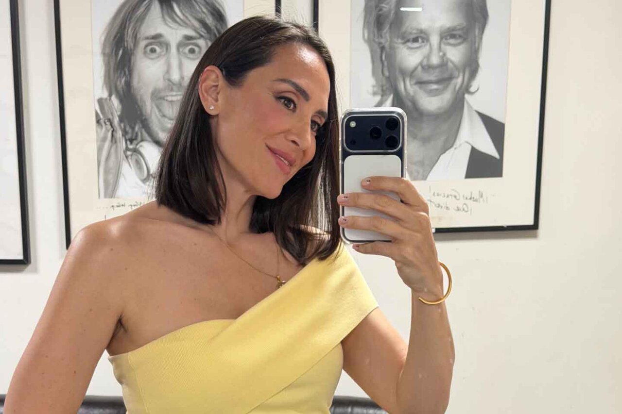 Tamara Falcó posando con un vestido amarillo en un entorno moderno